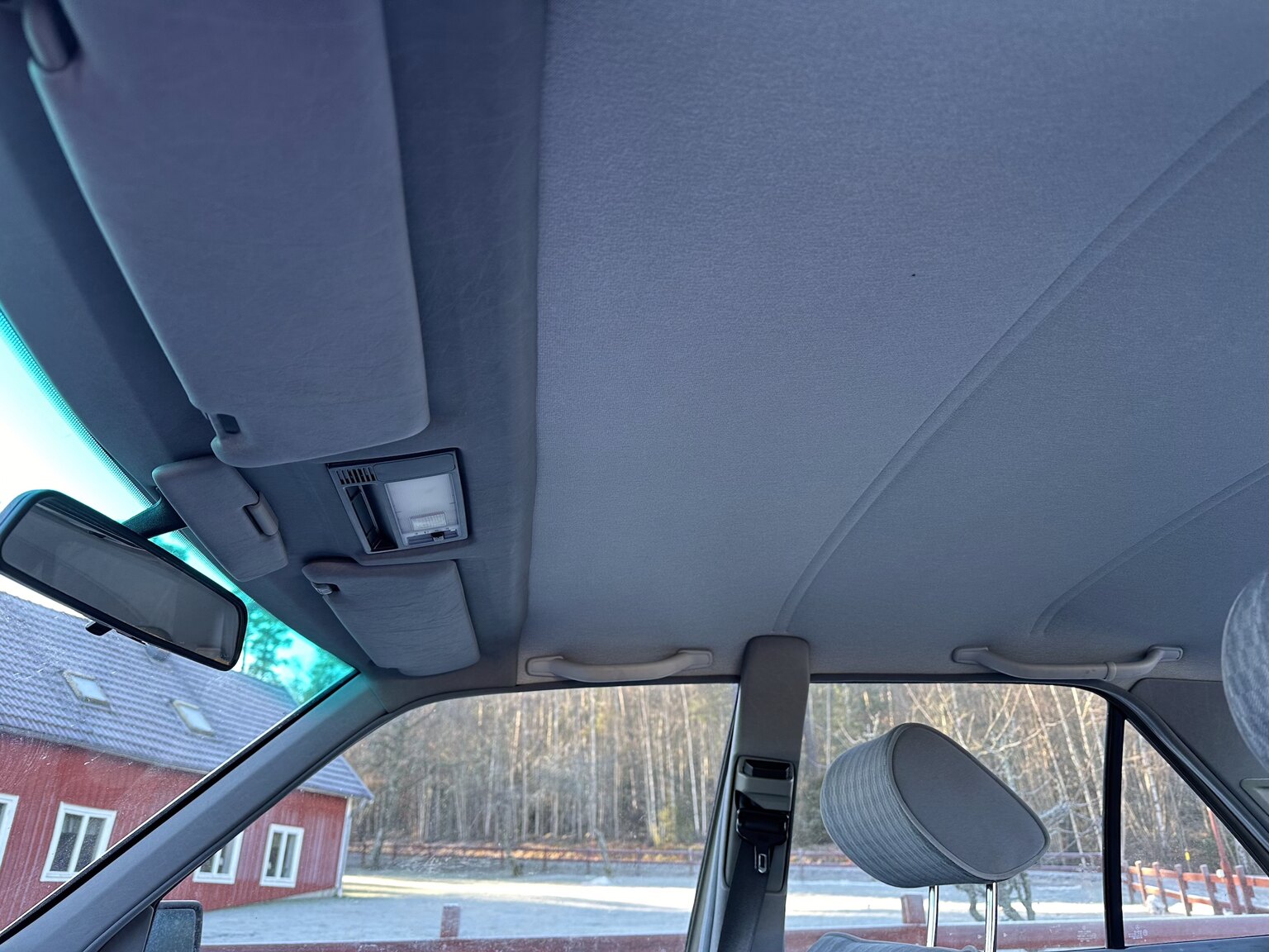 Innenraumfoto von 1990 Mercedes-Benz 200 E