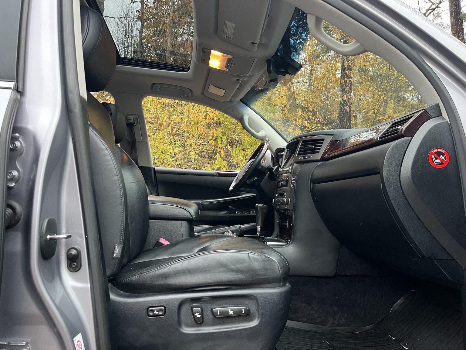 Innenraumfoto von 2011 Lexus LX570