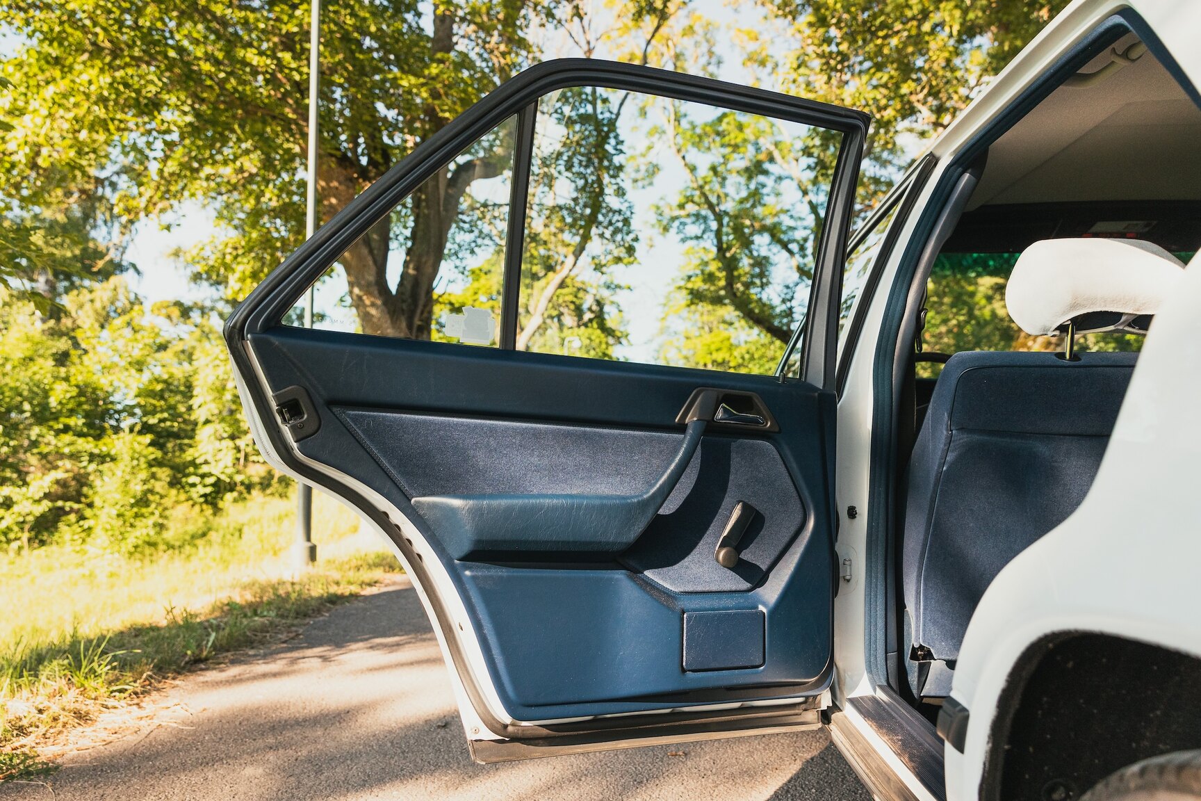 Innenraumfoto von 1987 Mercedes-Benz 230E