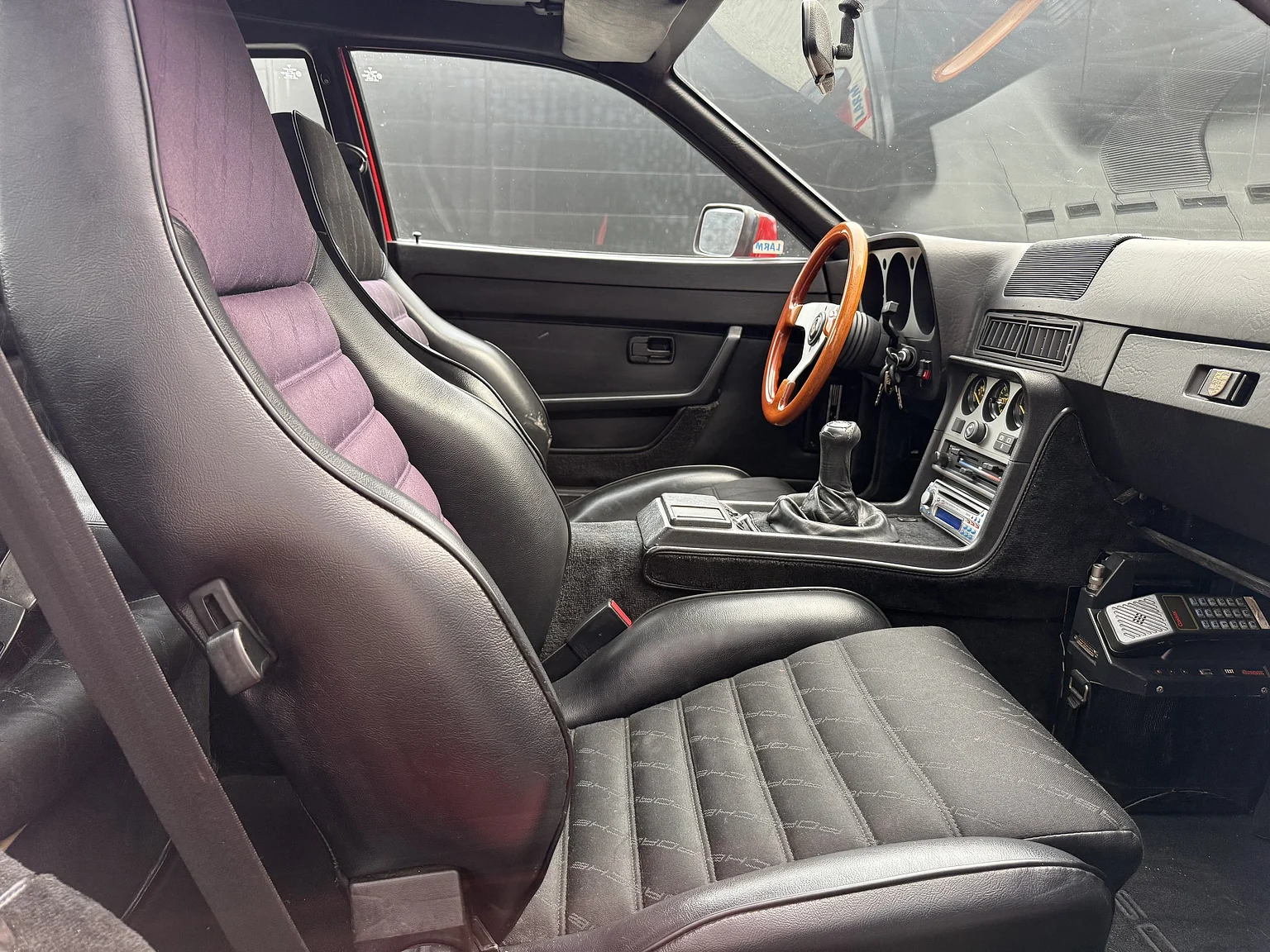 Interior image of 1984 Porsche 944 Targa (33)