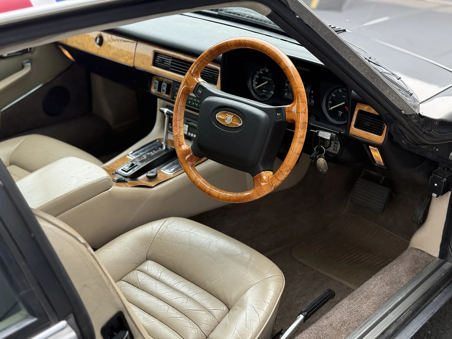Interior image of 1985 Jaguar XJS HE (2)