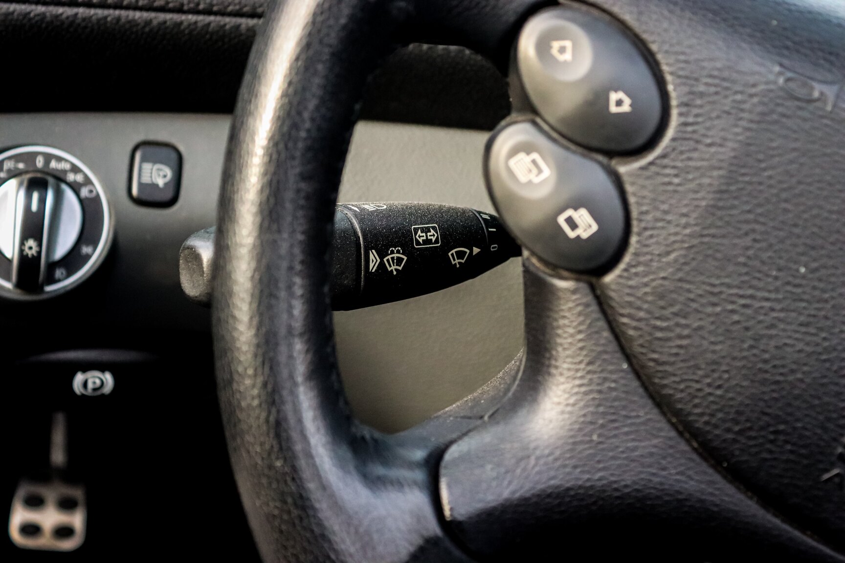 Interior image of 2006 Mercedes-Benz SL 500