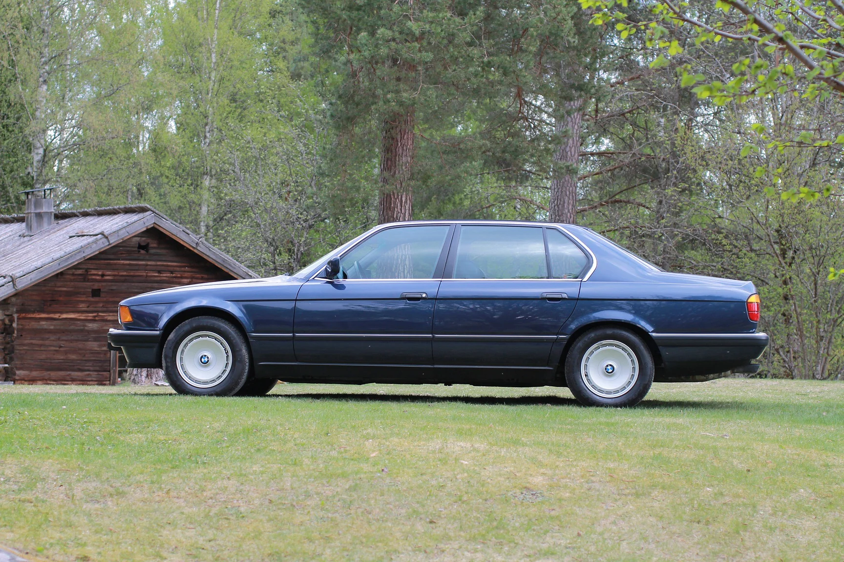 Exterior image of 1989 BMW 750iA (41)