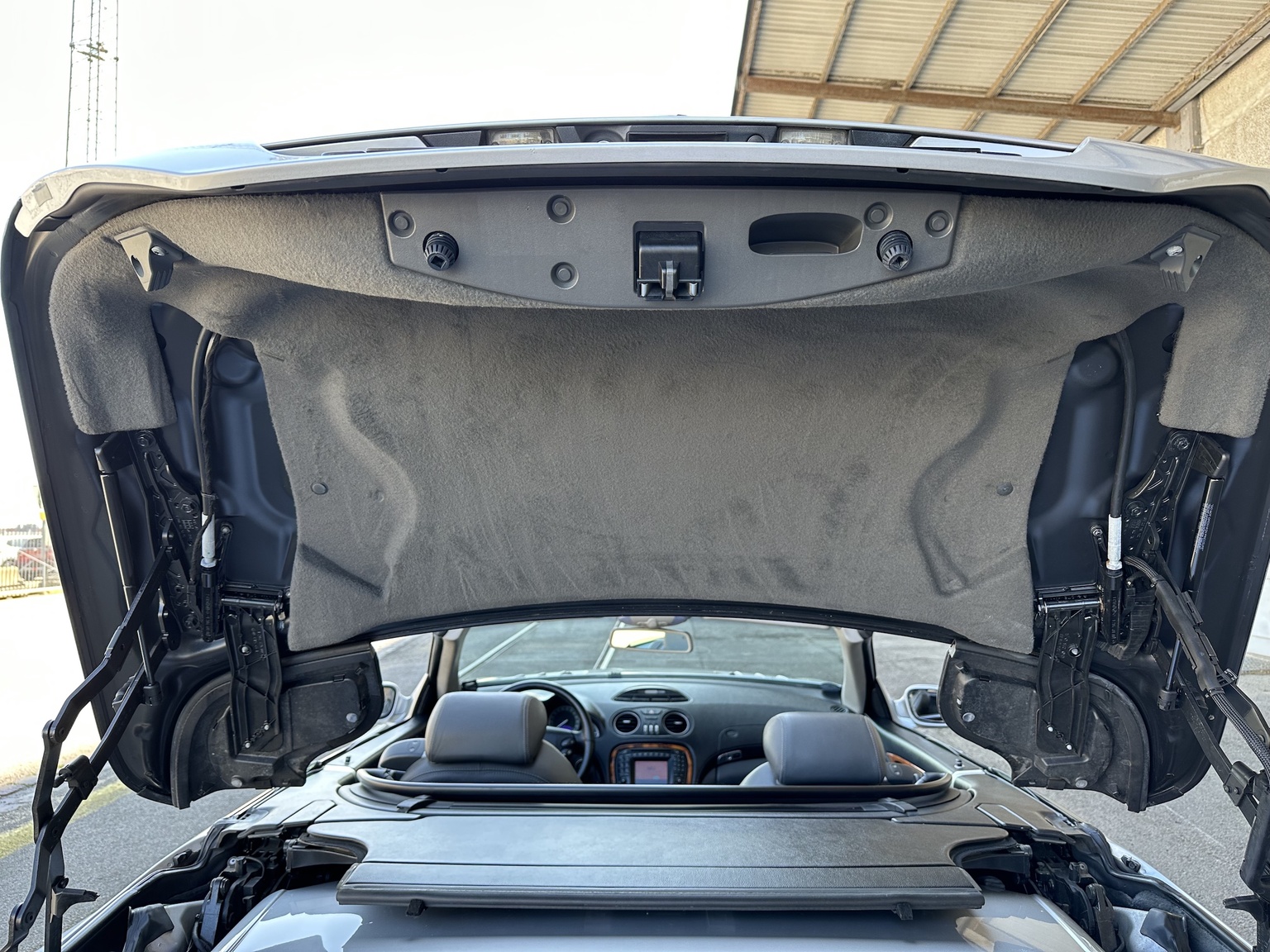 Interior image of 2002 Mercedes SL 500 (40)