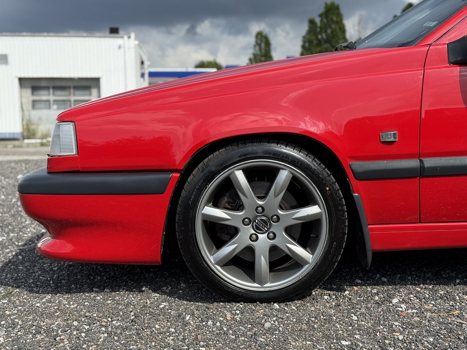 Exterior image of 1996 Volvo 850 R "T-Röd"