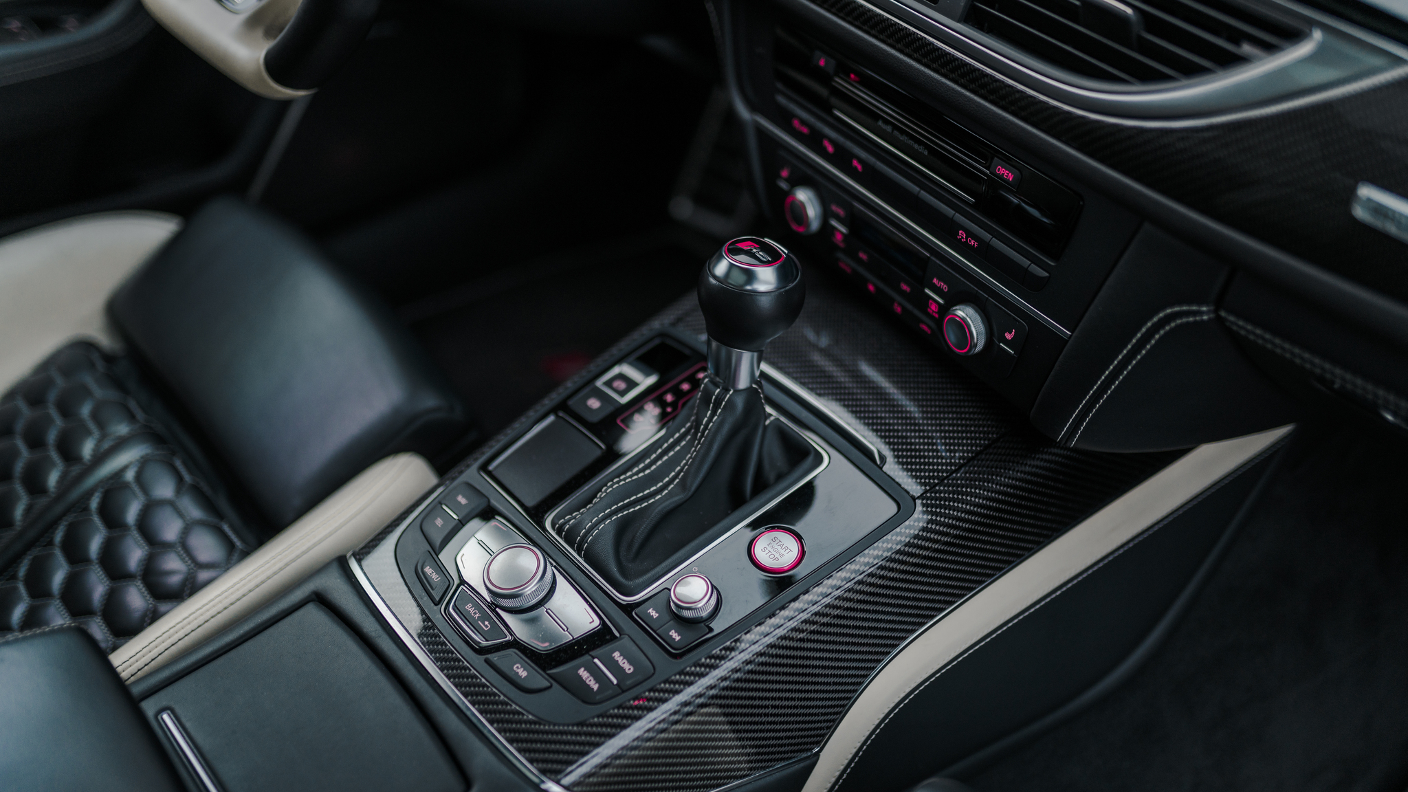 Interior image of 2016 Audi RS6 Avant Exclusive (20)