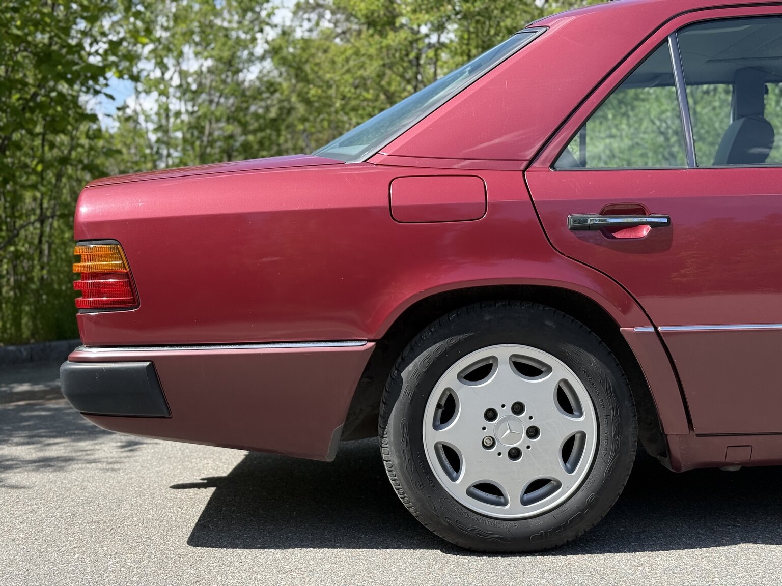 Exterior image of 1991 Mercedes-Benz 300 E-24