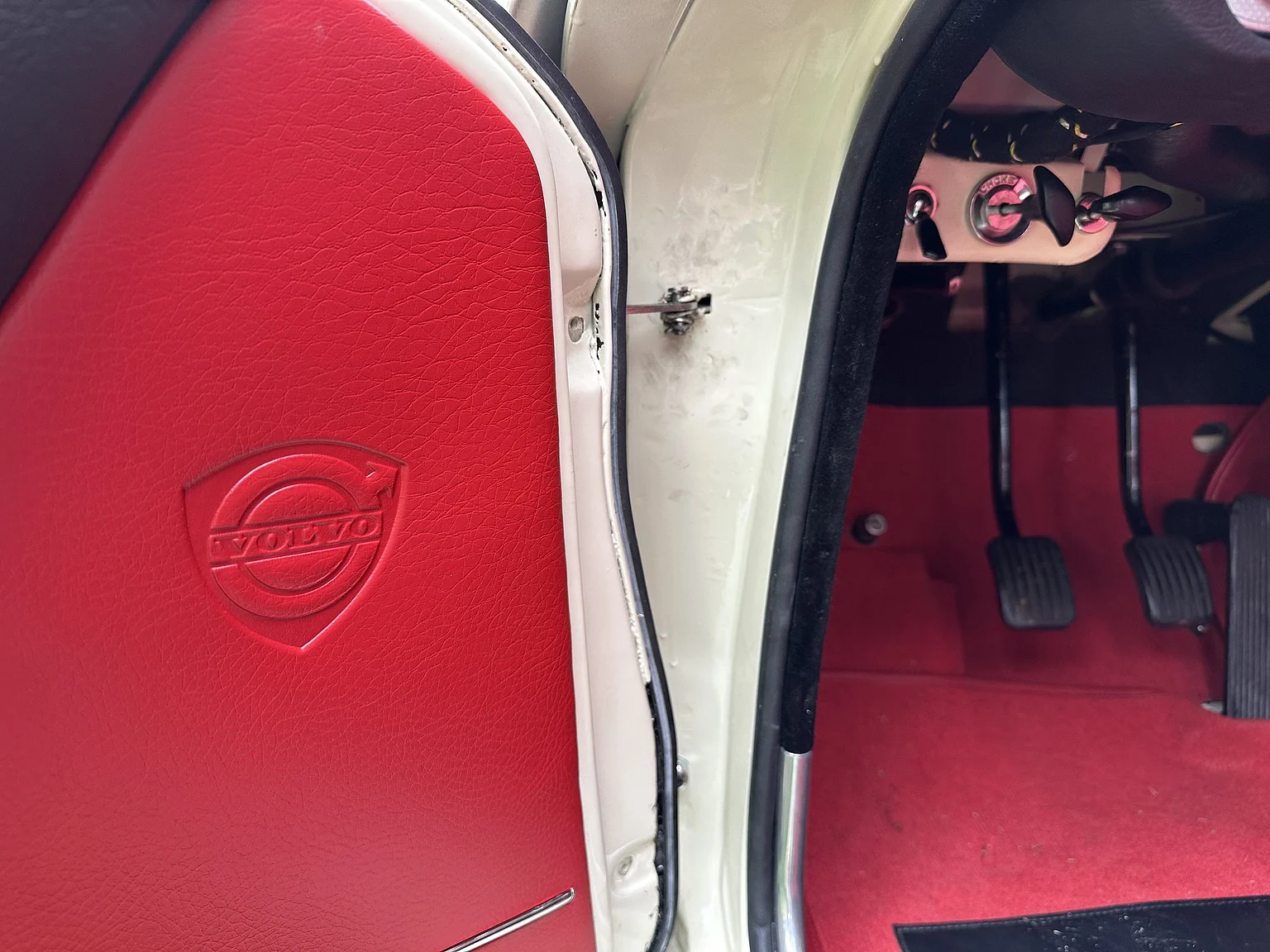 Interior image of 1964 Volvo P1800S (40)