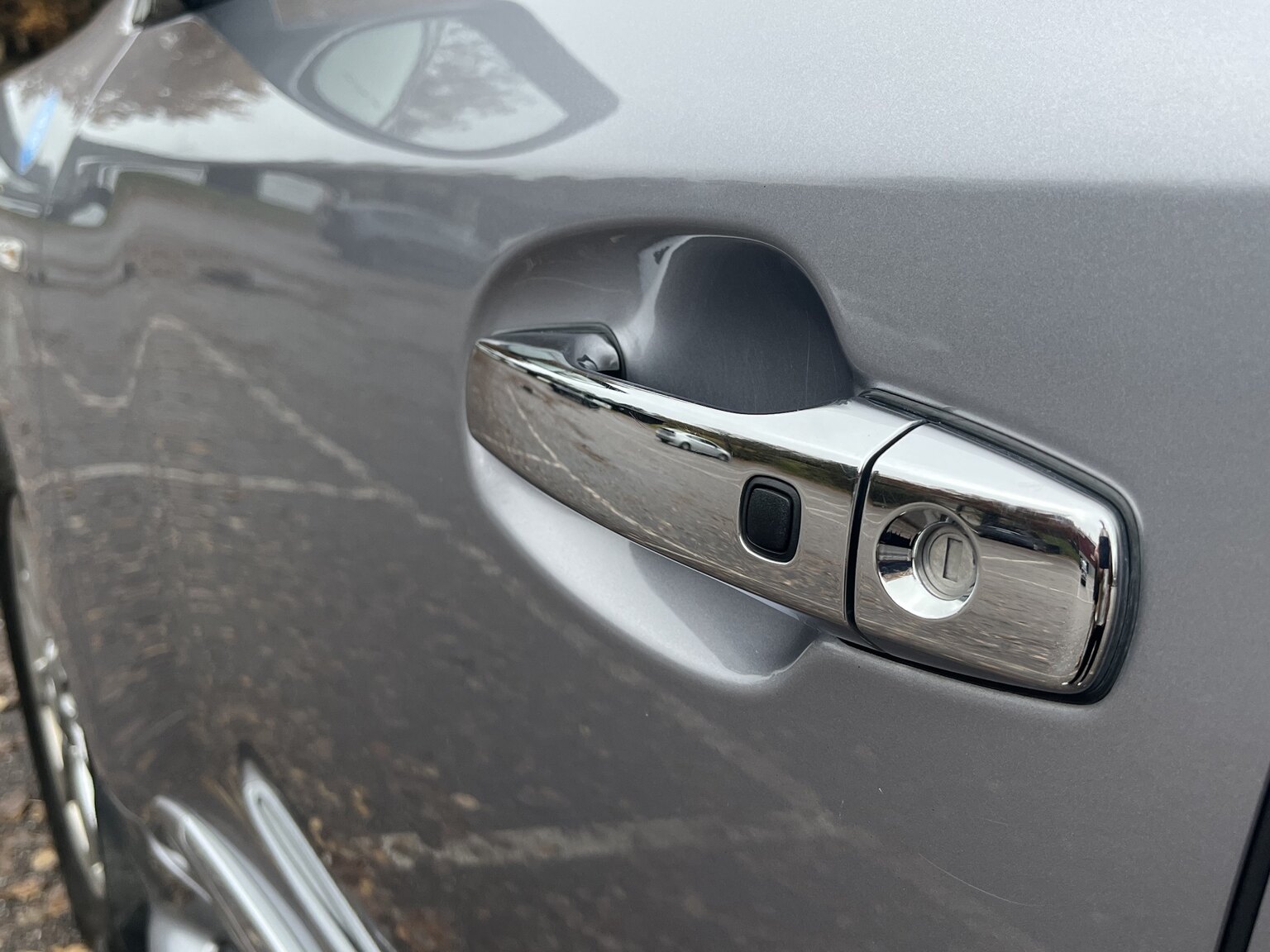 Exteriörbild på 2011 Lexus LX570