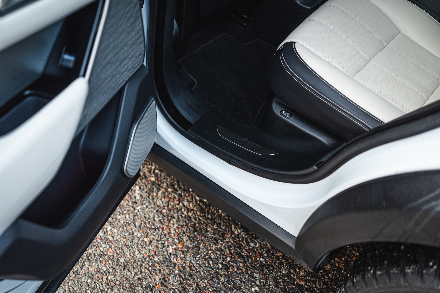 Interior image of 2018 Range Rover Velar D300 AWD HSE