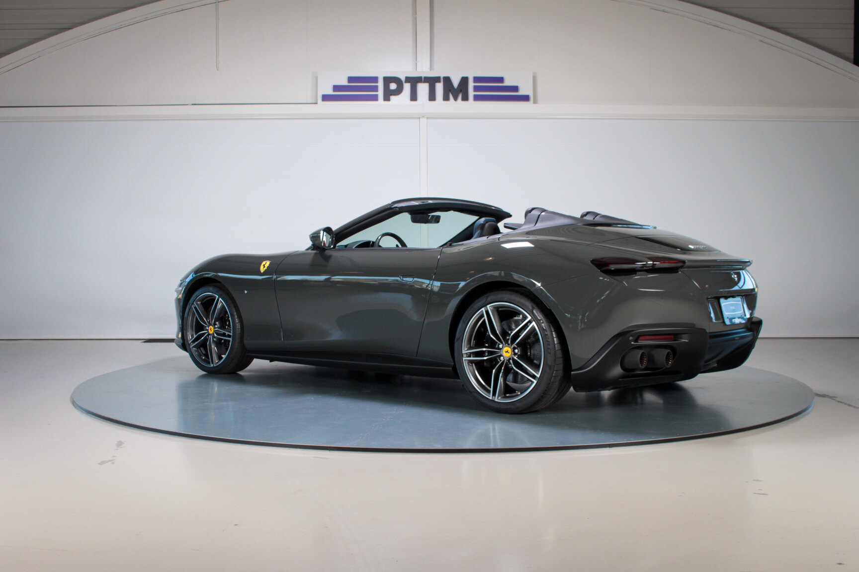 Exteriörbild på 2024 Ferrari Roma Spider