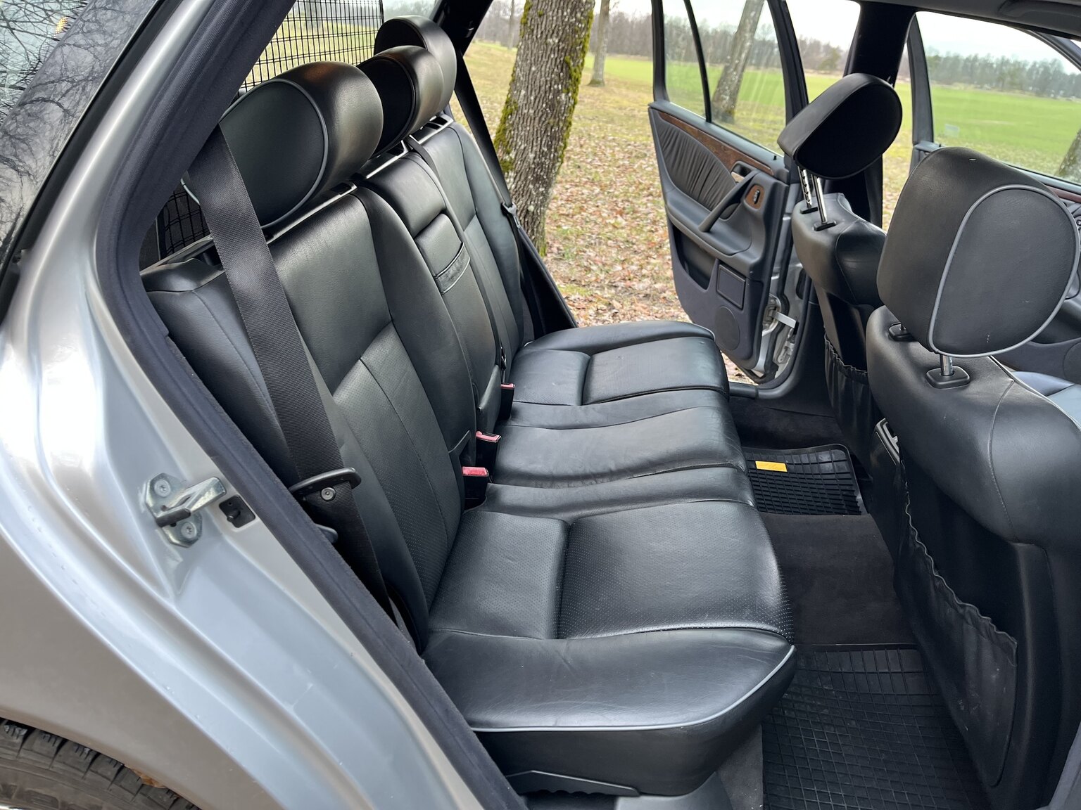 Innenraumfoto von 1999 Mercedes-Benz E320 T Automat