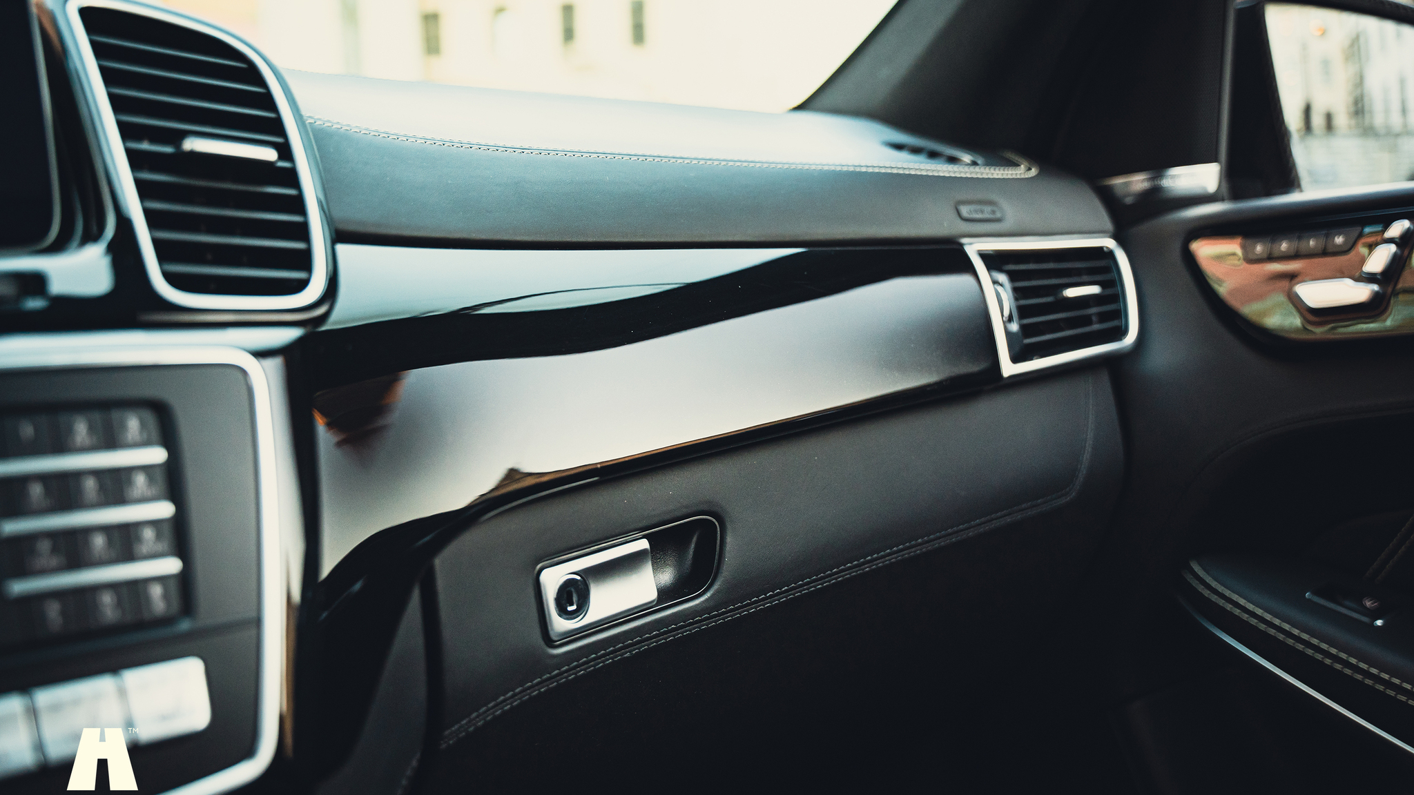 Innenraumfoto von 2017 Mercedes-Benz GLS 63 AMG (48)