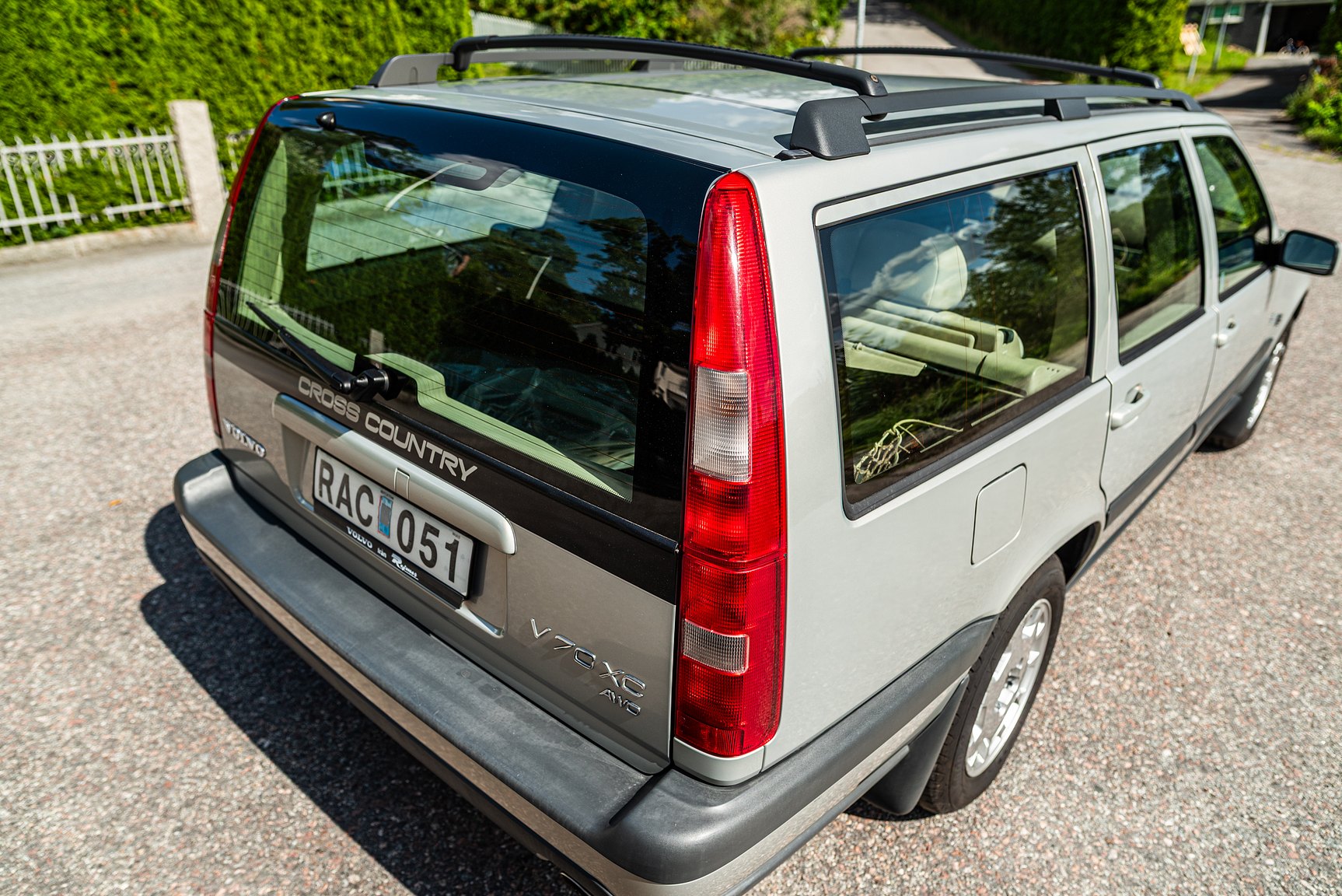 Exterior image of 2000 Volvo V70 XC 2.4 T AWD 