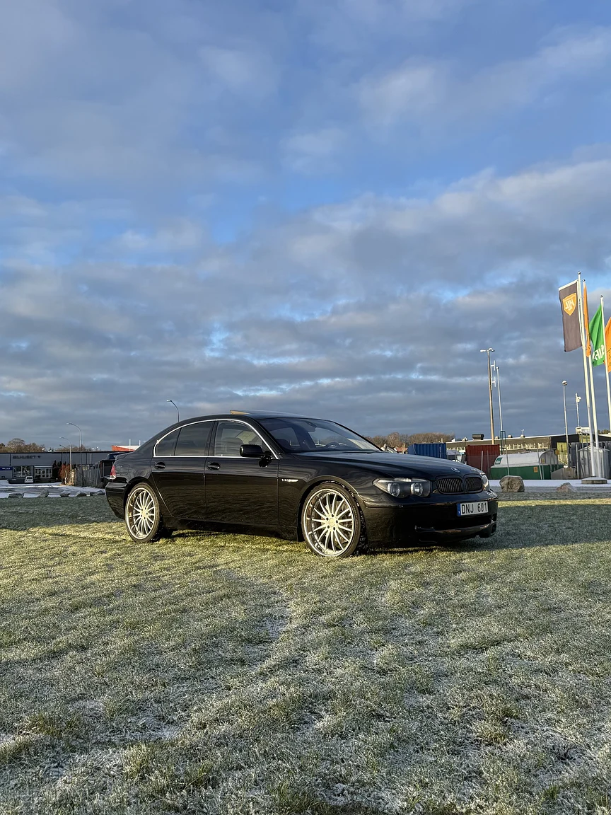 Exterior image of 2003 BMW 760i (1)