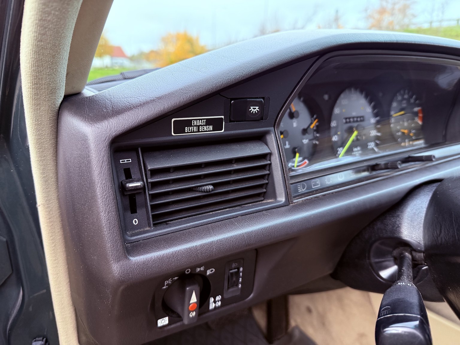 Innenraumfoto von 1989 Mercedes-Benz 190 E