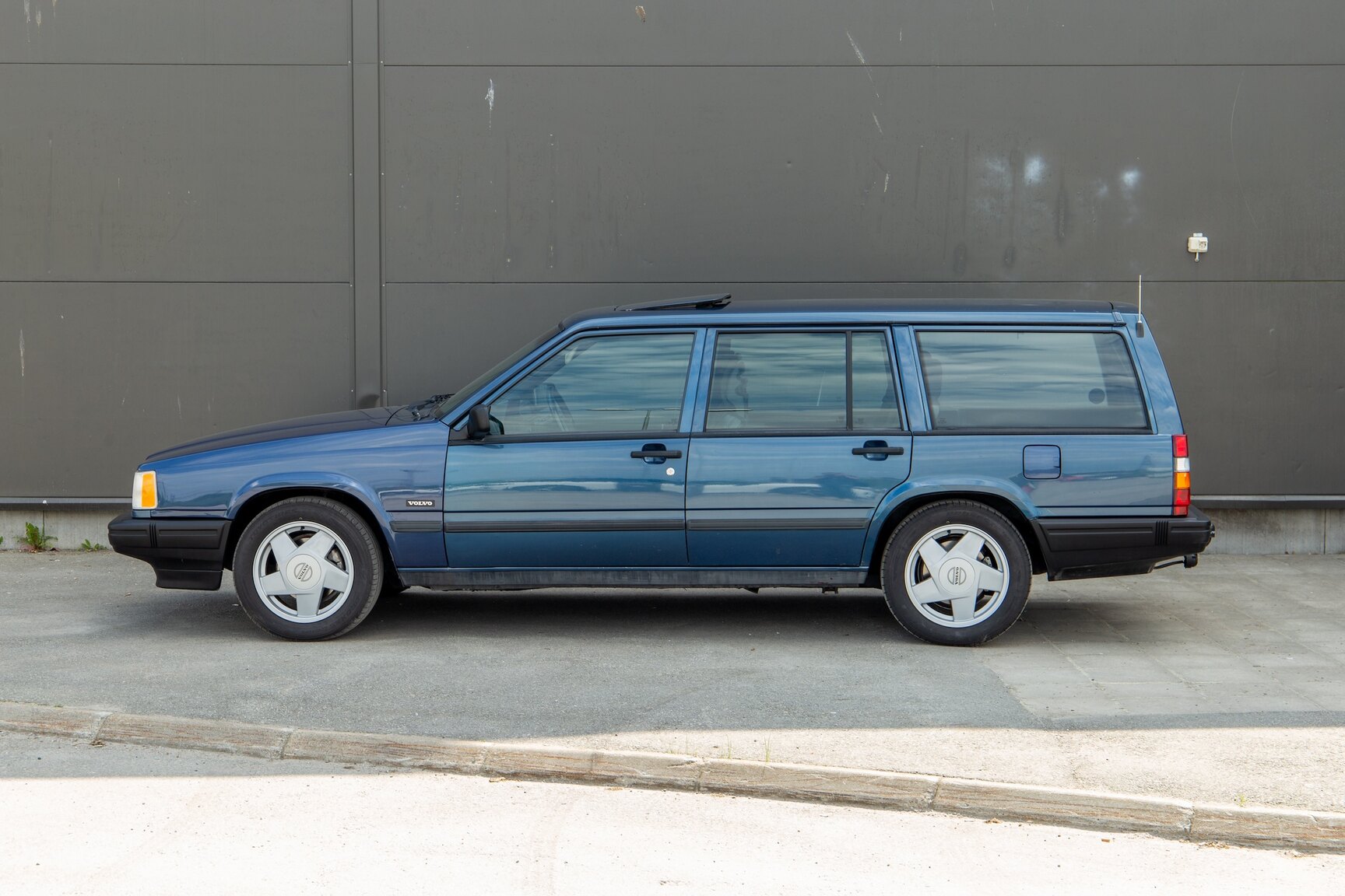 Exterior image of 1990 Volvo 745 Turbo (53)