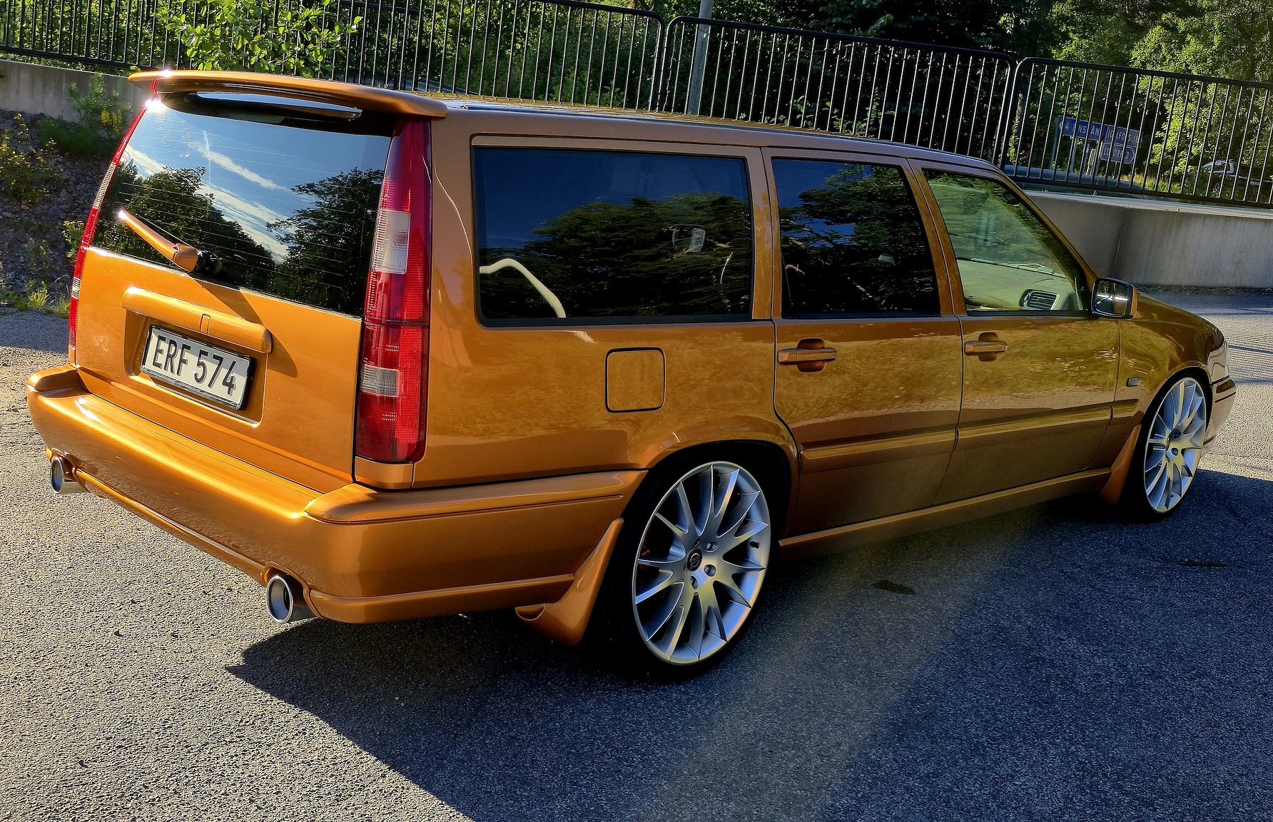 Exterior image of 1998 Volvo V70 R 2.3 T Automatisk