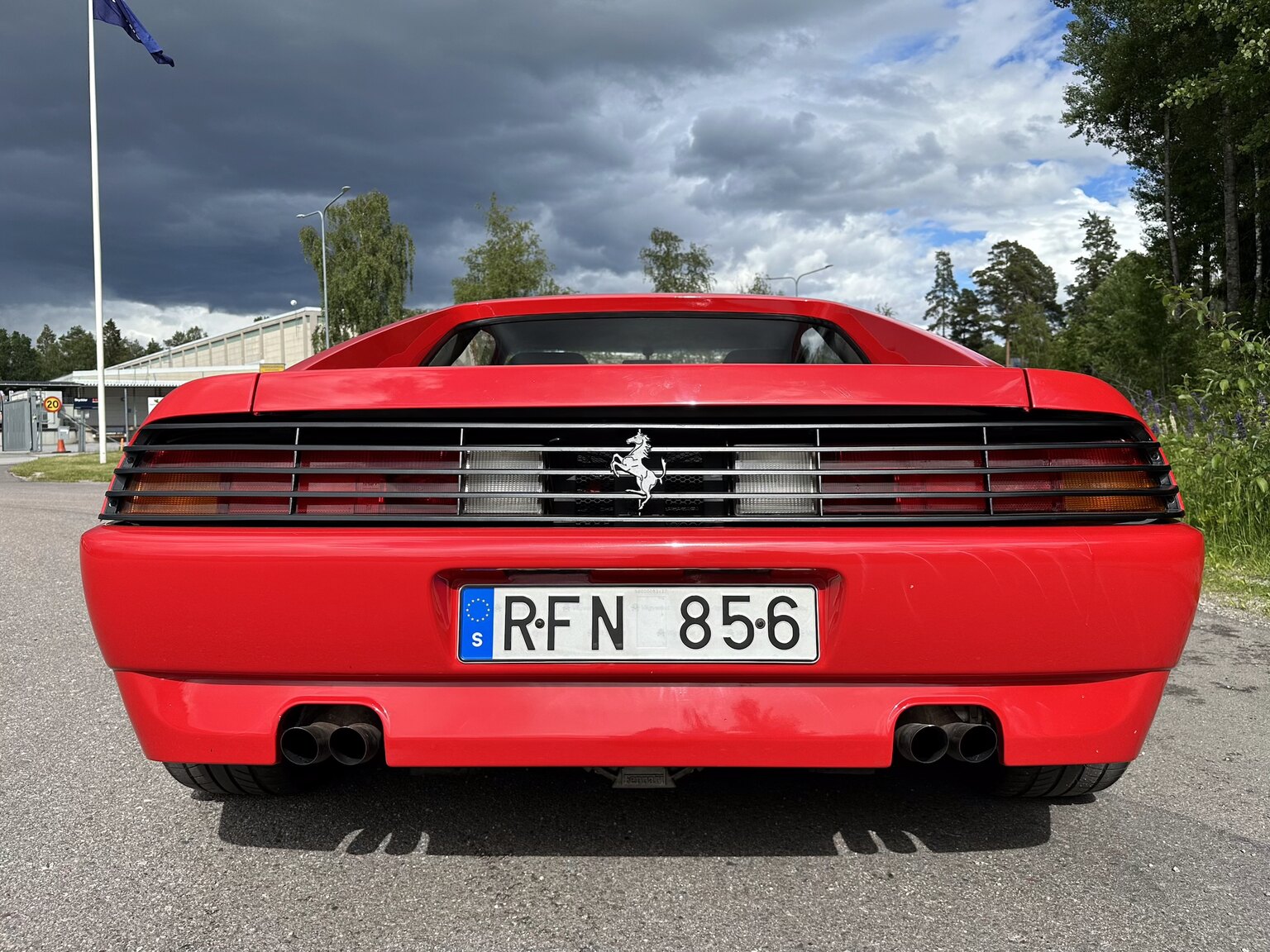 Exteriörbild på 1990 Ferrari 348 (13)