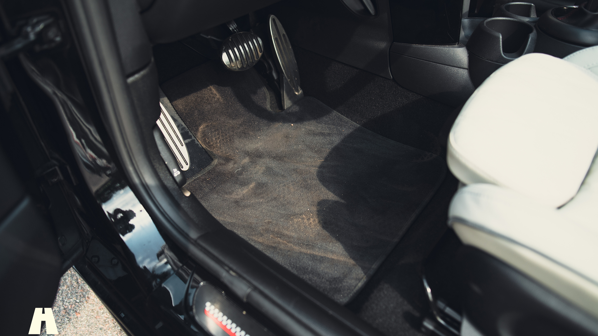 Innenraumfoto von 2021 Mini John Cooper Works Cabriolet  (52)