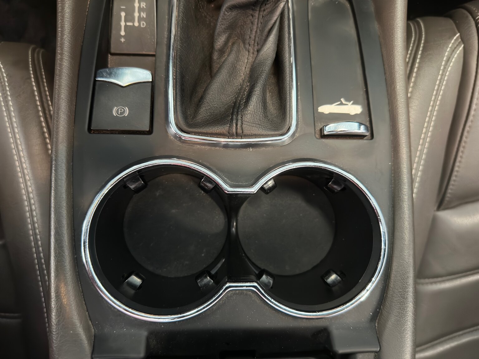 Interiörbild 2016 Maserati Grancabrio (15)