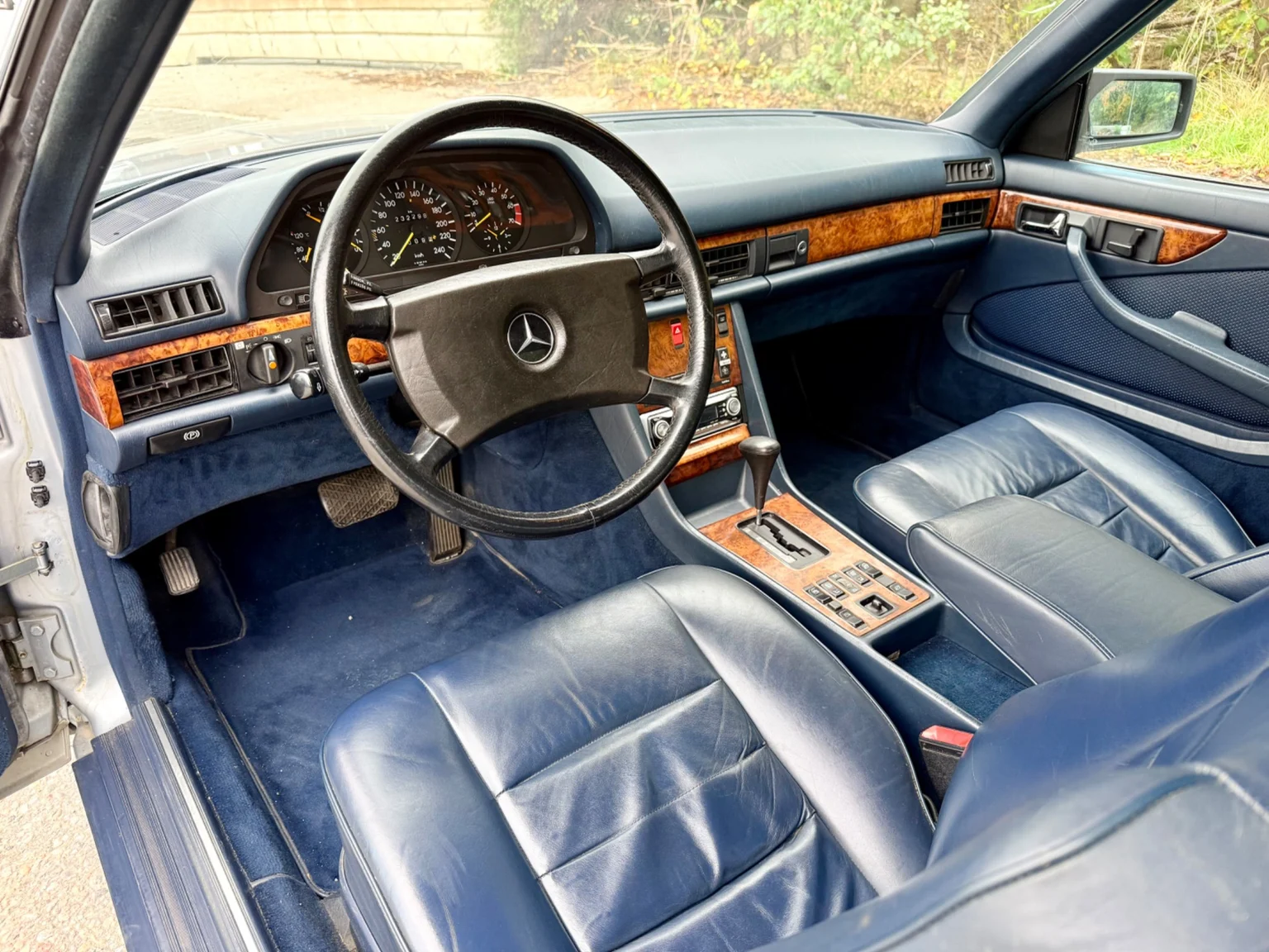 Innenraumfoto von 1983 Mercedes-Benz 500 SEC (1)