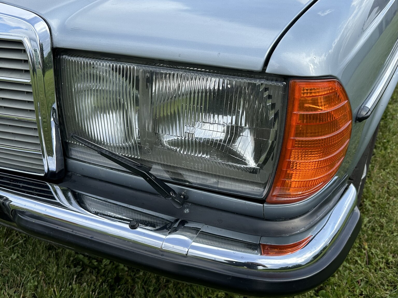 Exteriörbild på 1984 Mercedes-Benz 230 CE