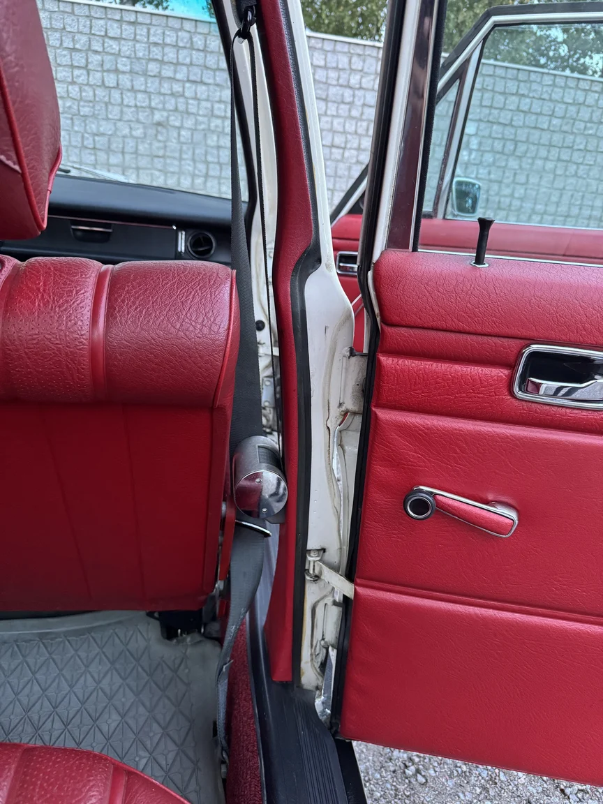 Innenraumfoto von 1972 Mercedes-Benz 200 (43)