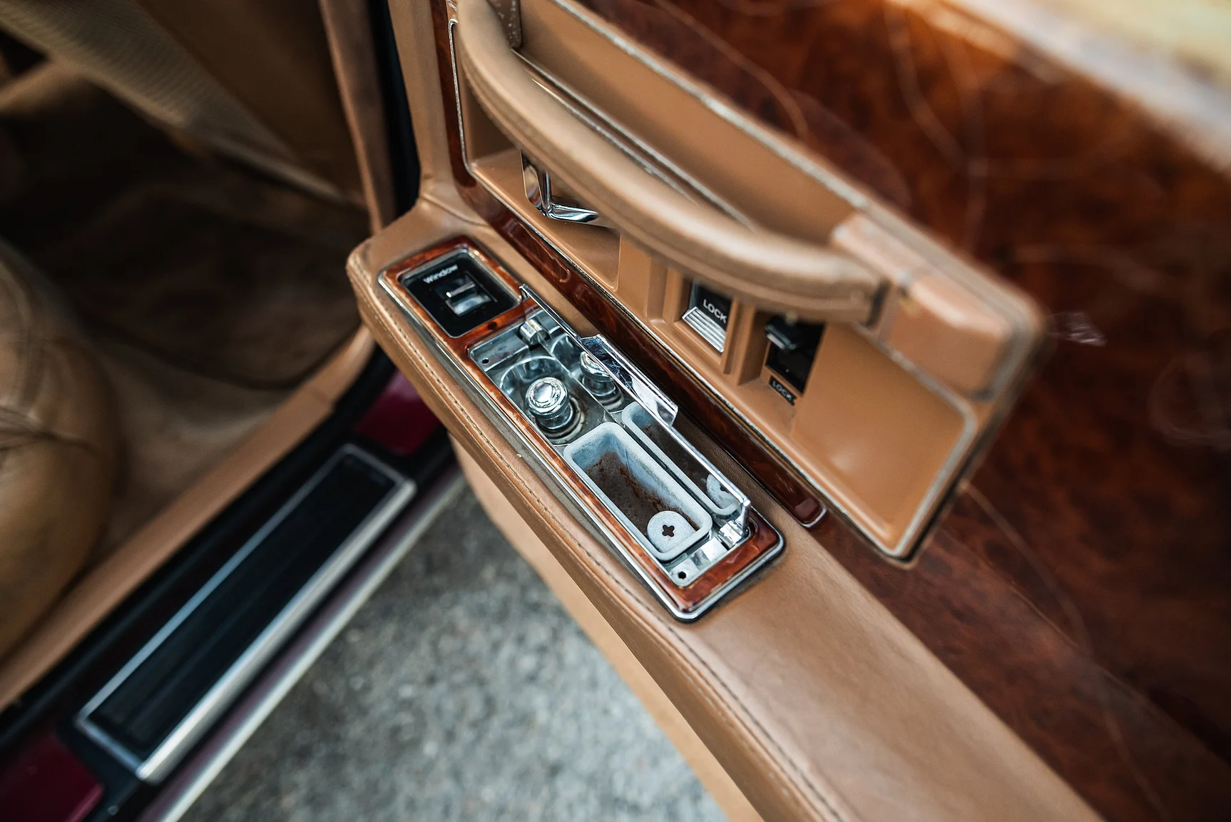 Interior image of 1989 Cadillac Seville (47)