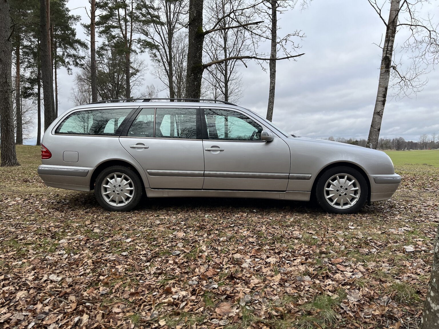 Exteriörbild på 1999 Mercedes-Benz E320 T Automat