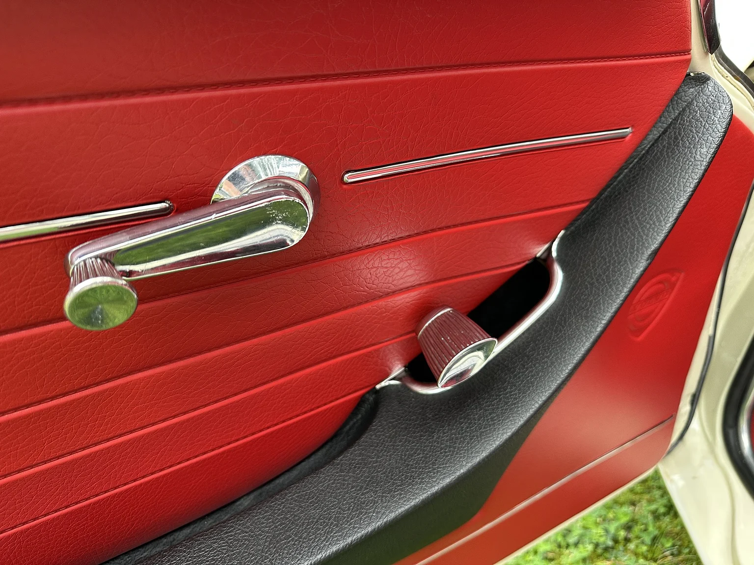 Interior image of 1964 Volvo P1800S (37)