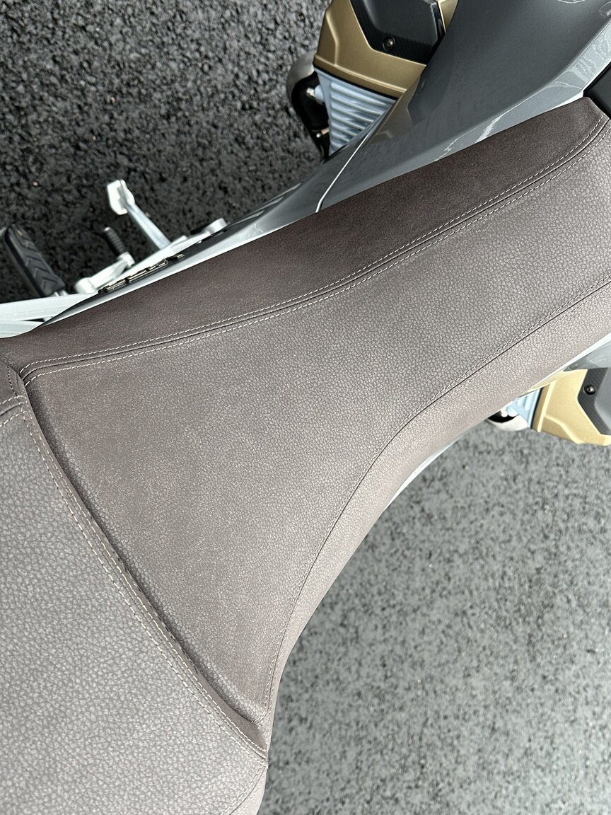 Exterior image of 2023 Moto Guzzi V100 Mandello S (16)