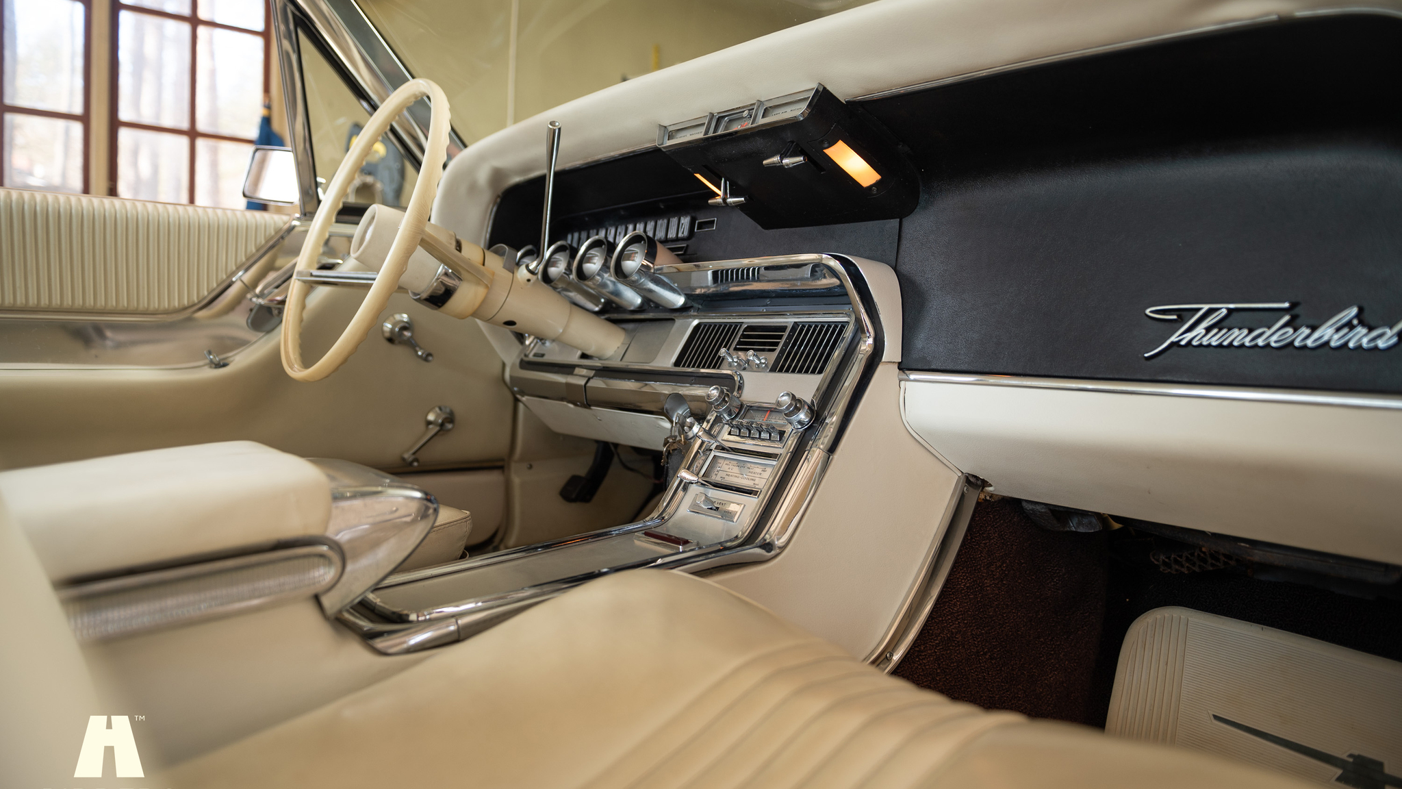 Interior image of 1964 Ford Thunderbird 6.4 HT (62)