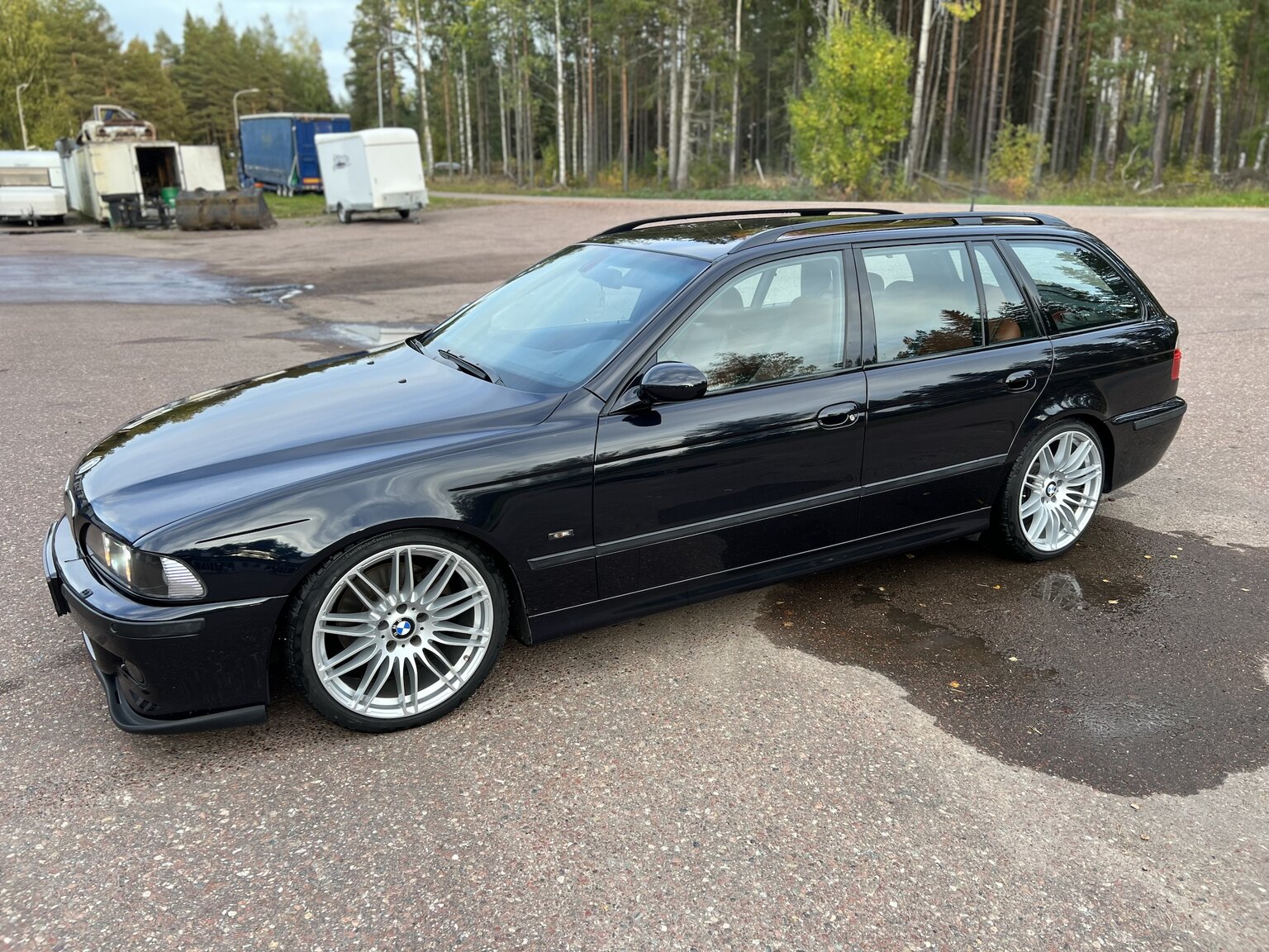 Exterior image of 2003 BMW 540i Touring