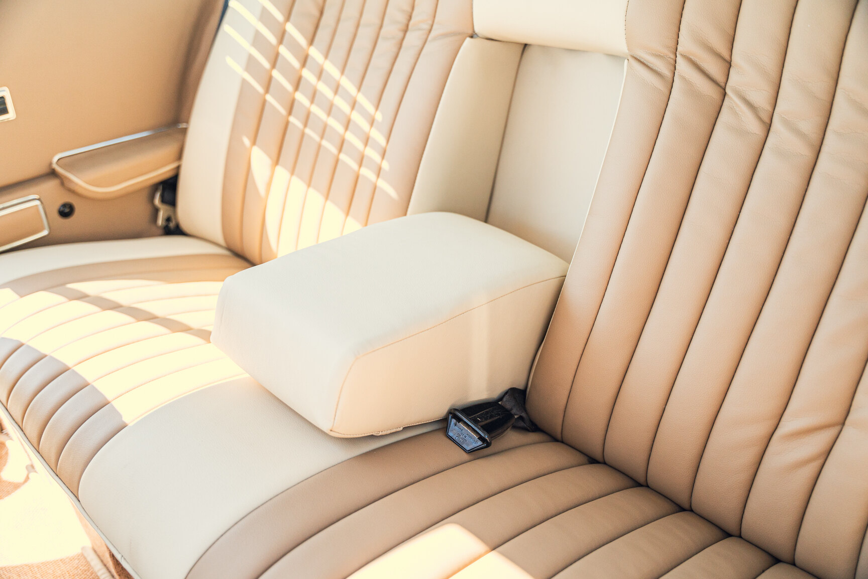 Interior image of 1976 Mercedes-Benz 450 SLC (52)