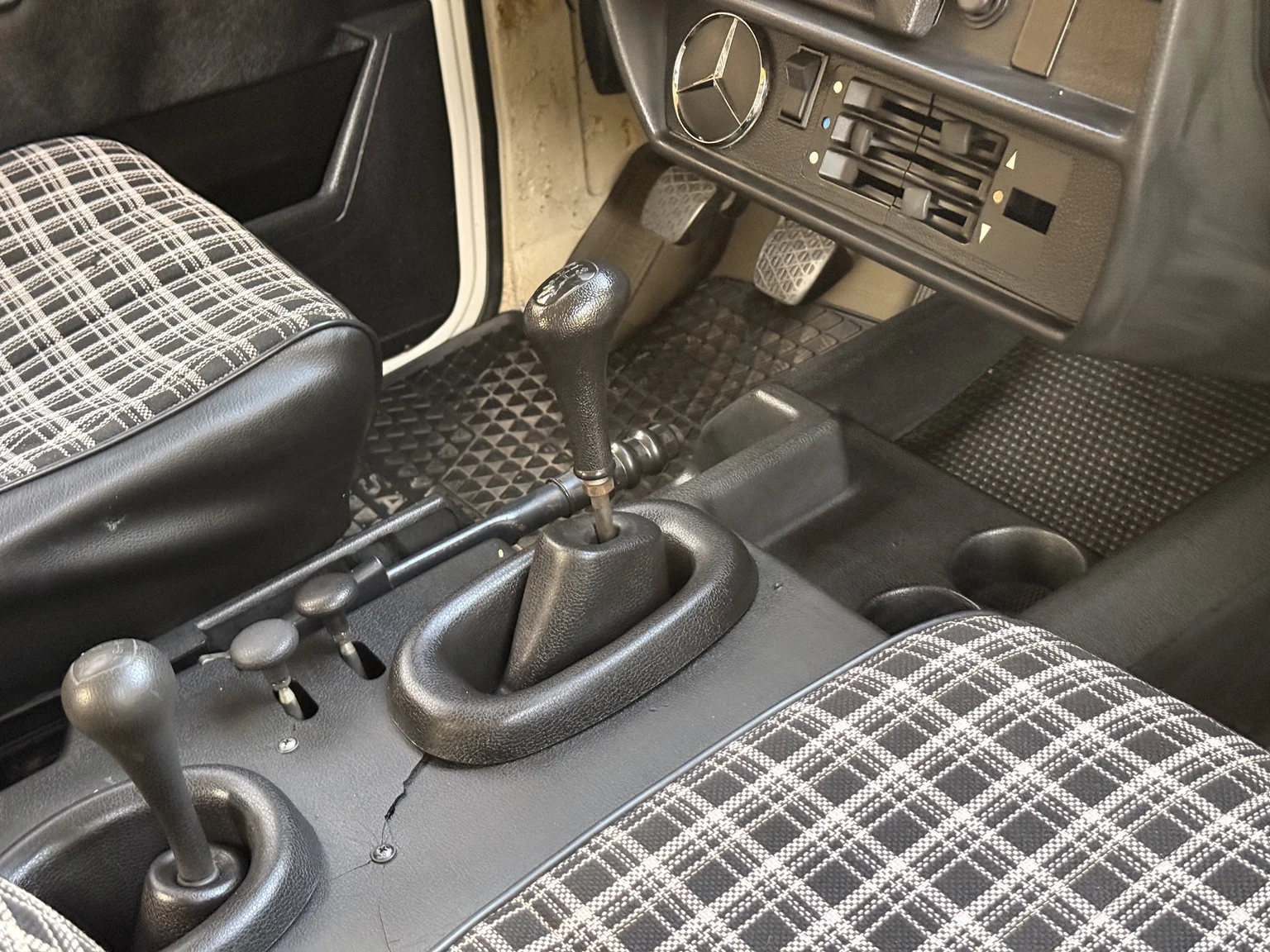 Innenraumfoto von 1981 Mercedes-Benz 240 GD (34)