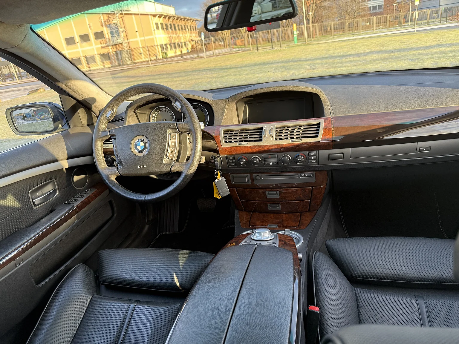 Interior image of 2003 BMW 760i (1)
