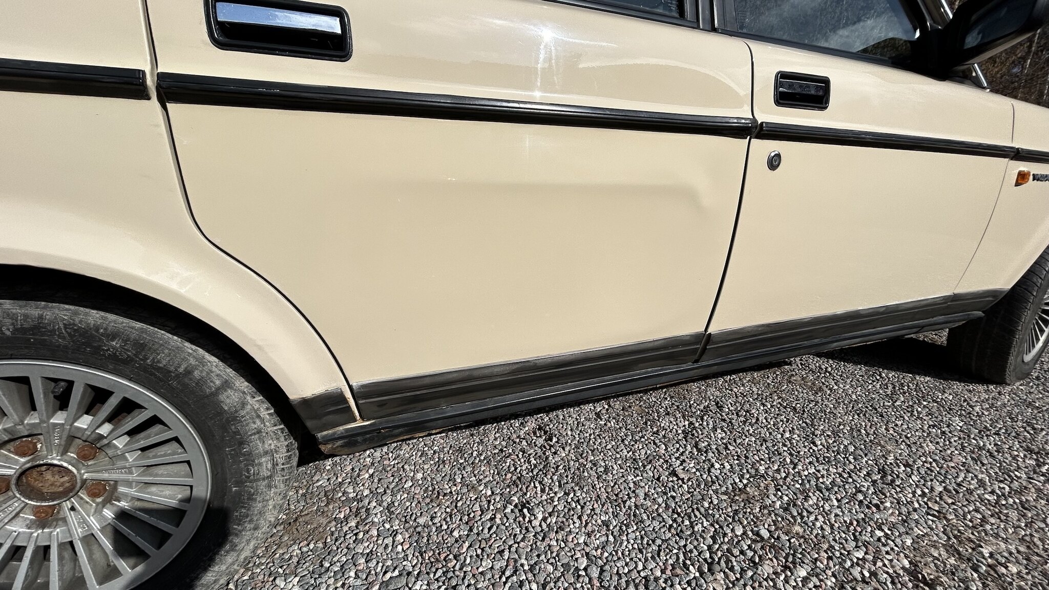 Exterior image of 1987 Volvo 244
