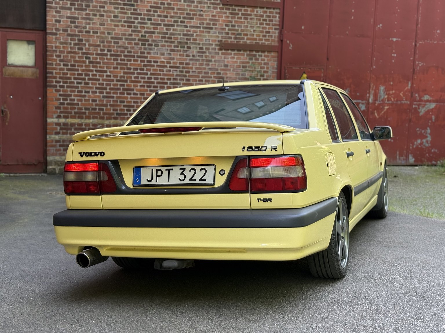 Exterior image of 1995 Volvo 850 T-5R