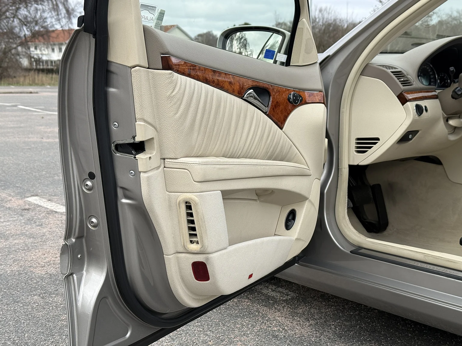 Innenraumfoto von 2004 Mercedes-Benz E 500 7G-Tronic (14)