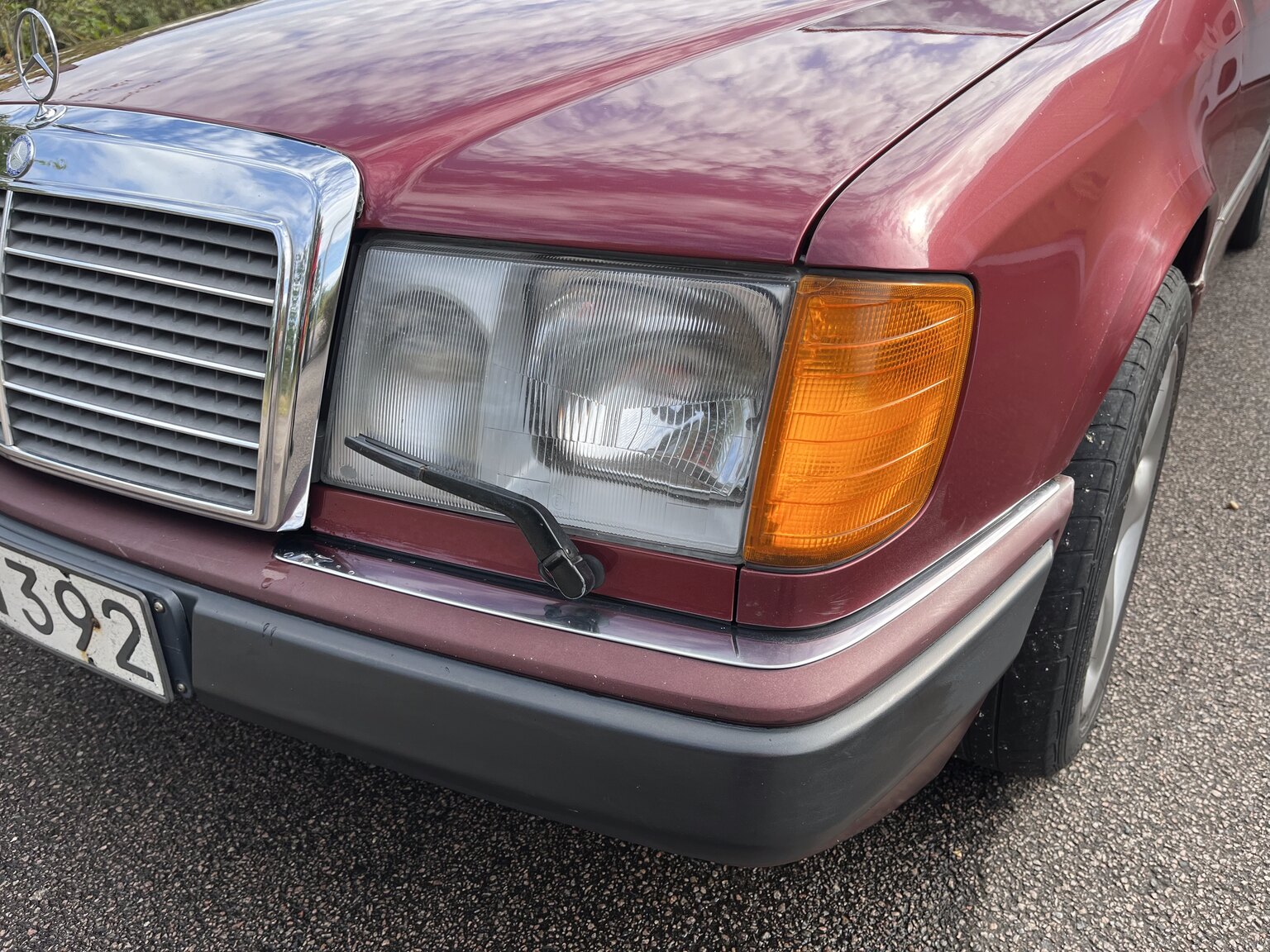 Exterior image of 1990 Mercedes-Benz 230 E
