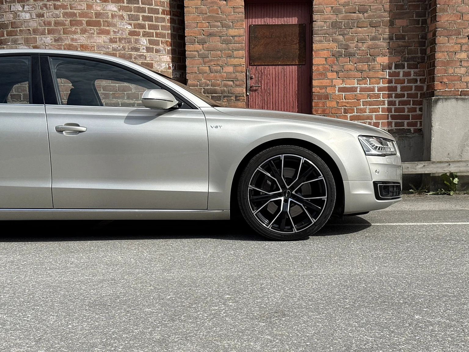 Exterior image of 2014 Audi A8 4.0 TFSI (72)