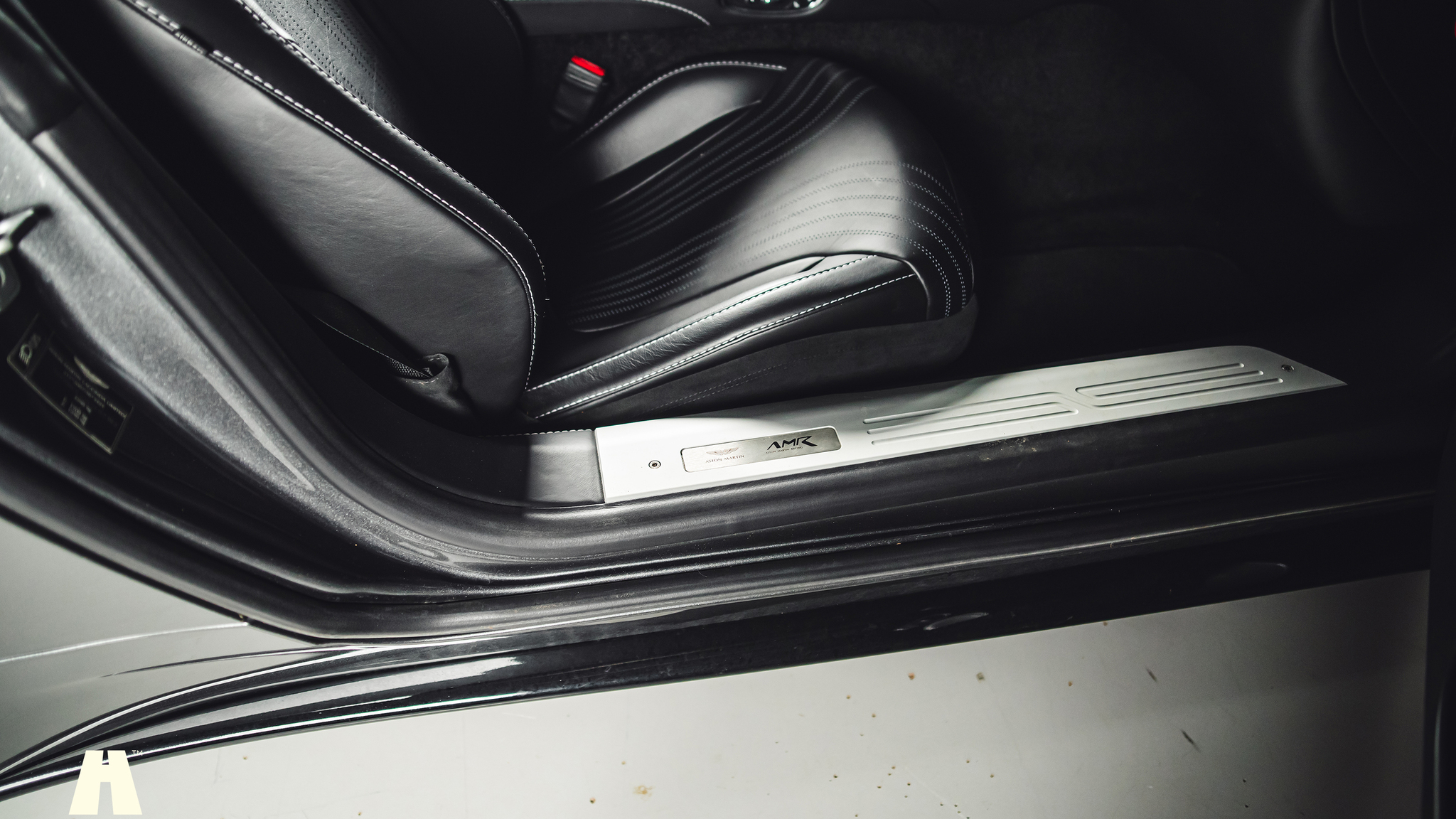 Interiörbild 2019 Aston Martin DB11 AMR (18)