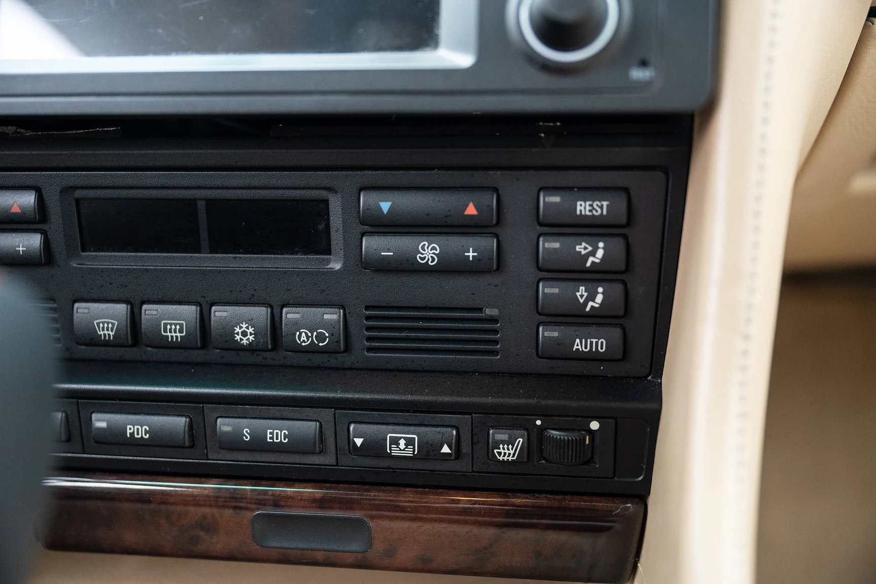 Interior image of 1996 BMW 740 iA - NO RESERVE (3)