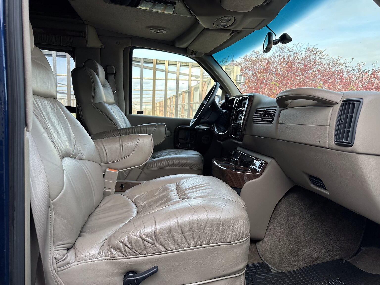 Interiörbild 2000 GMC Savana G1500 Conversion Van