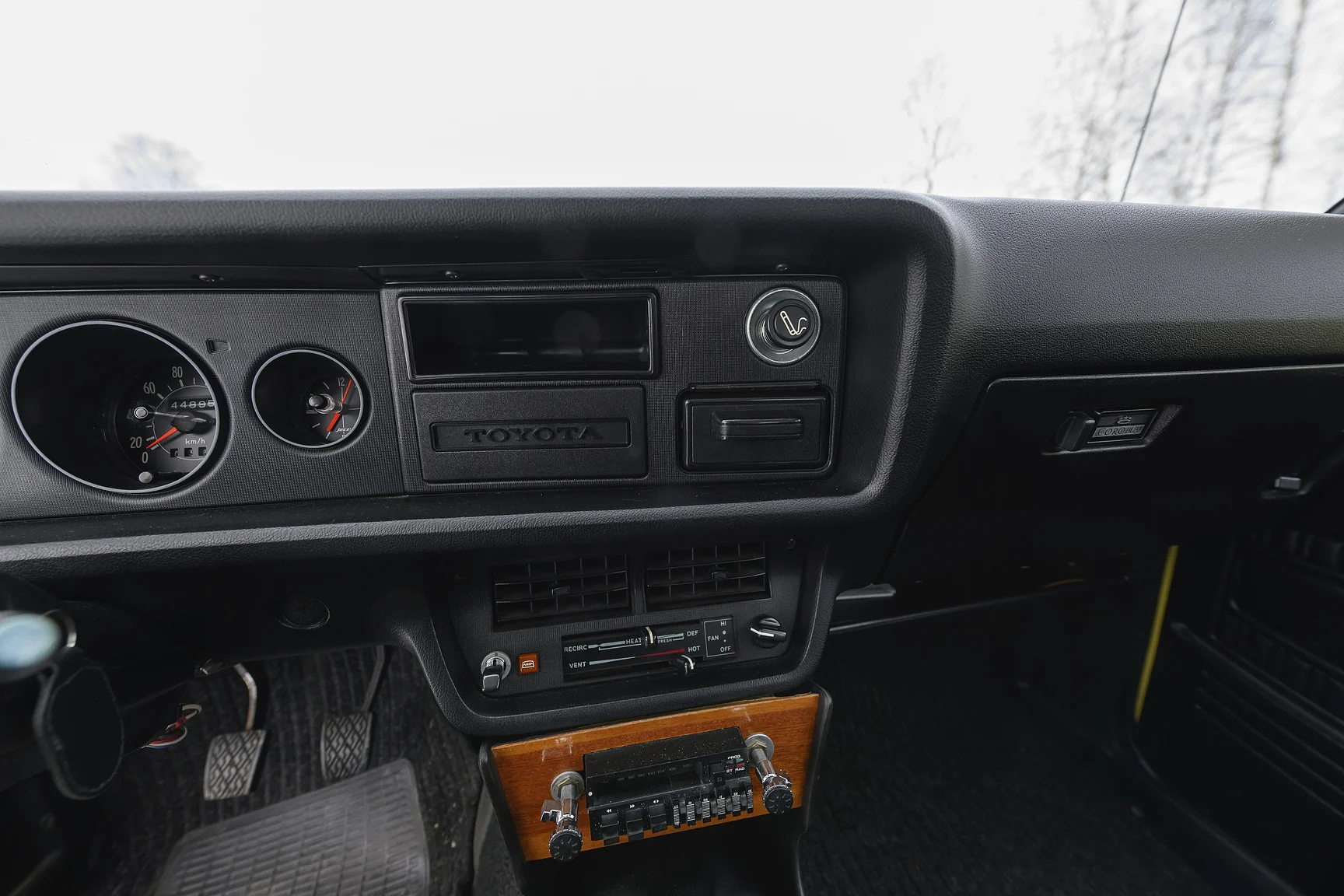 Interiörbild 1975 Toyota Corolla KE30 (7)
