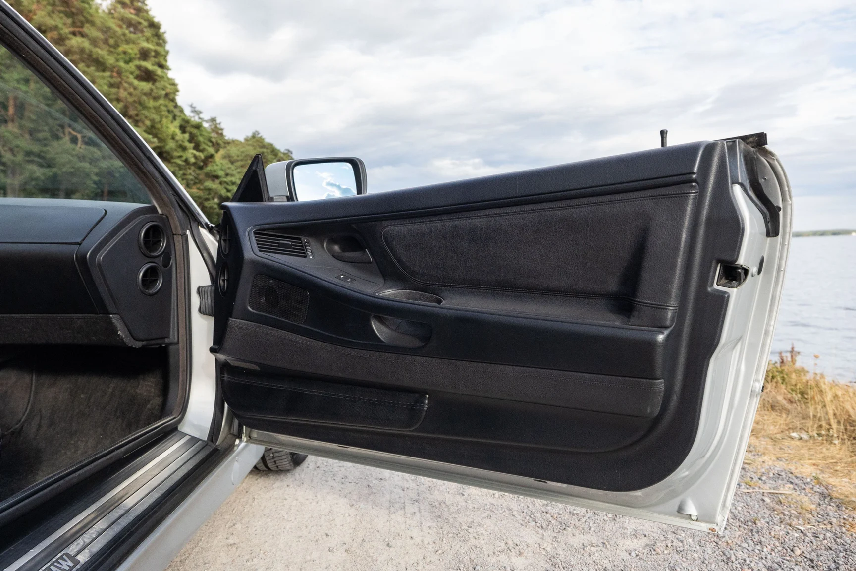 Interior image of 1991 BMW 850i (41)