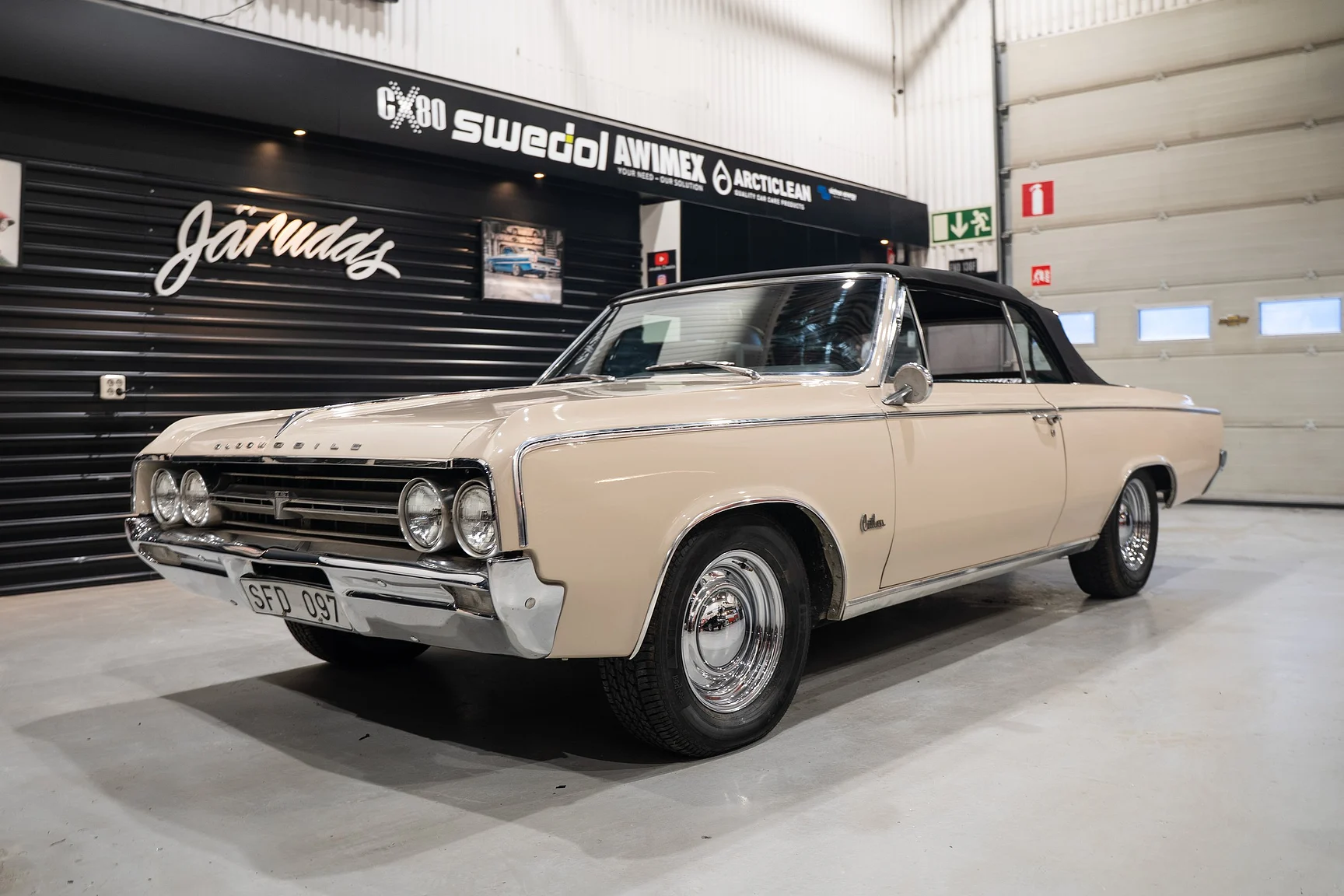 Exteriörbild på 1964 Oldsmobile Cutlass Convertible (2)