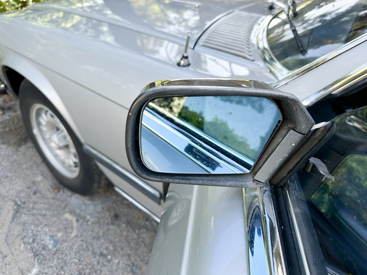 Exterior image of 1972 Mercedes-Benz 350 SL
