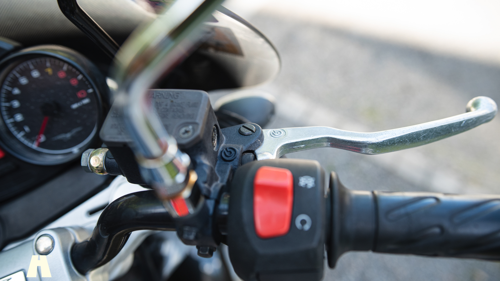 Exteriörbild på 2005 Moto Guzzi Breva 750i